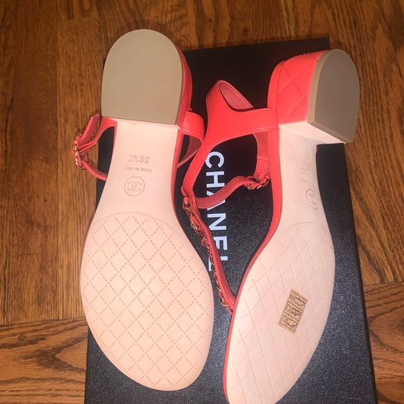 Chanel 19P thong sandals in rouge color with CC interlocking logo block heel - Picture 2 of 6